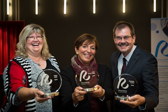 Bild: Petra Heim, Luisa Mota-Vogel und Matthias Harms erhalten den RheumaPreis 2016